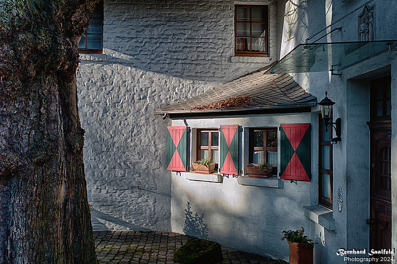 Corner of a House - Bernhard Saalfeld - Lichtbildkunst